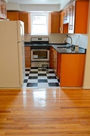 Primary Photo - 30th Avenue | Crescent Street | 3/1.5