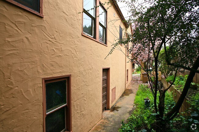 Building Photo - 43 Marquard Ave