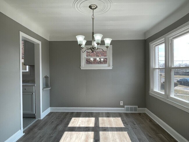 Building Photo - Recently Updated 3 Bed Westside Home