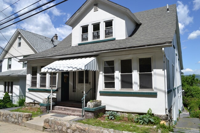 Building Photo - 223 E Mountain Rd