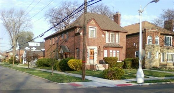 Building Photo - 19901 Roslyn Rd