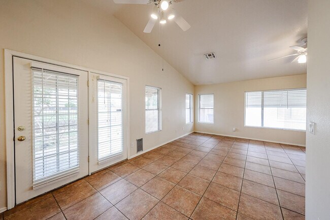 Foto del edificio - 10935 W Ruth Ave