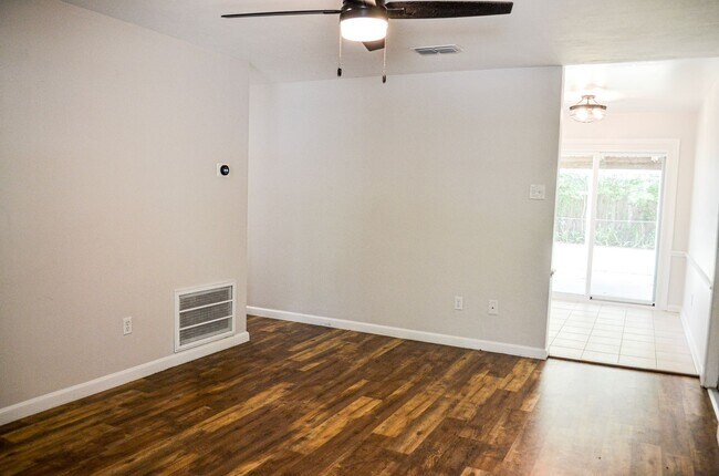 Foto del edificio - Hazel Heights 3 bedroom 2 bath concrete bl...