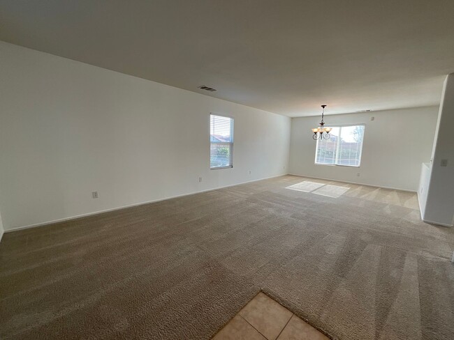 Building Photo - East Palmdale Home