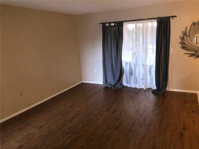 Foto del edificio - 2611 Pine Lake Terrace