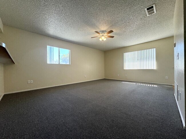 Building Photo - COMING SOON!! 2 Bedroom 2 Bathroom UPSTAIR...