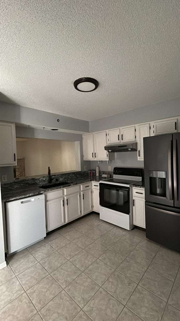 Foto del edificio - 3015 Candlewyck Ln E
