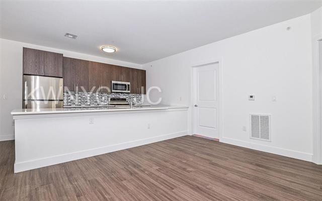 Primary Photo - 215 Bay St