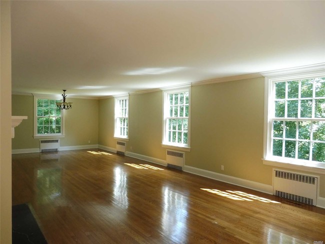 Building Photo - 64 Cove Neck Rd