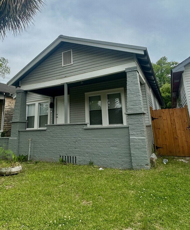 Perfil frontal con entrada alternativa vallada - 1003 W 46th St