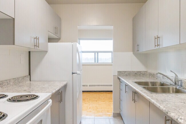 2BR, 1BA - 756SF - Cuisine - 1051 Seneca Av