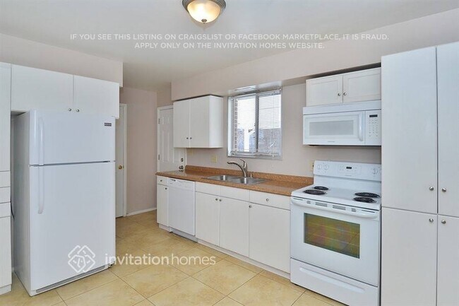Building Photo - 13630 E Dakota Pl