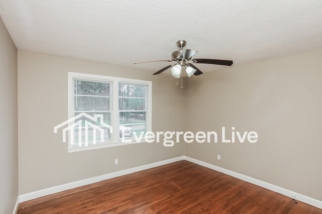 Foto del edificio - 1454 Fork Ave