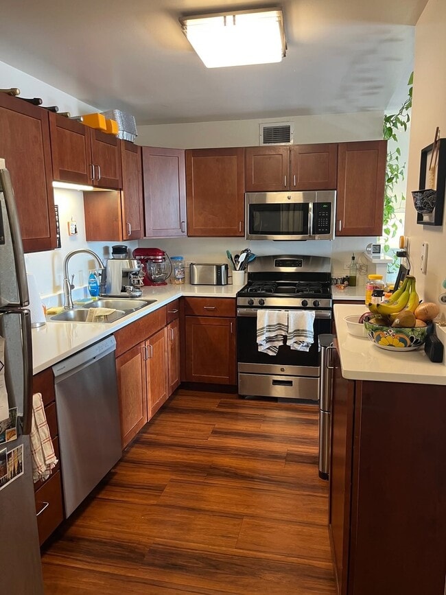 Building Photo - 510 W Belmont Ave