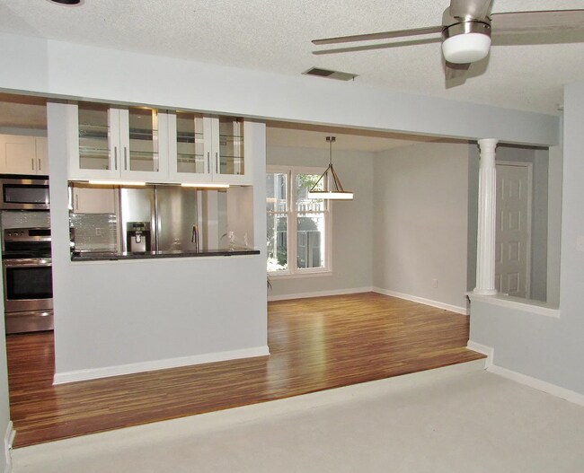 Building Photo - 720 Bishops Park Dr