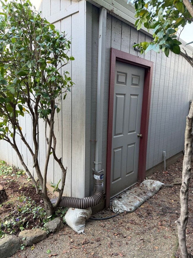 Building Photo - Jackson Townhome