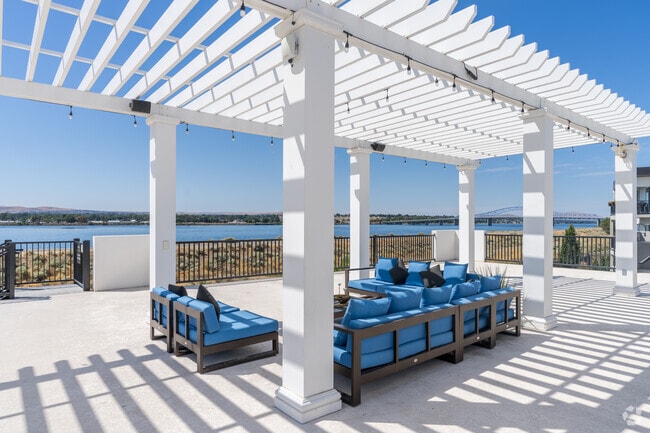 Pergola - Columbia River Walk