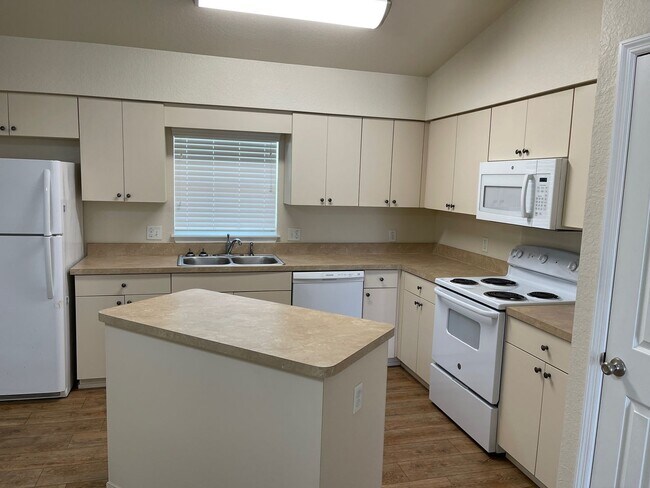 Foto del edificio - 8118 Juniper Rd