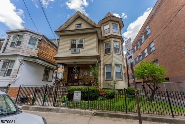 Building Photo - 228 Van Buren St
