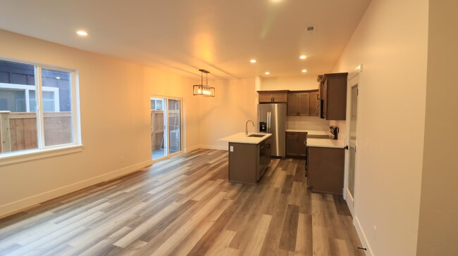 Foto del edificio - 4/3.5 Townhome SE Bend.