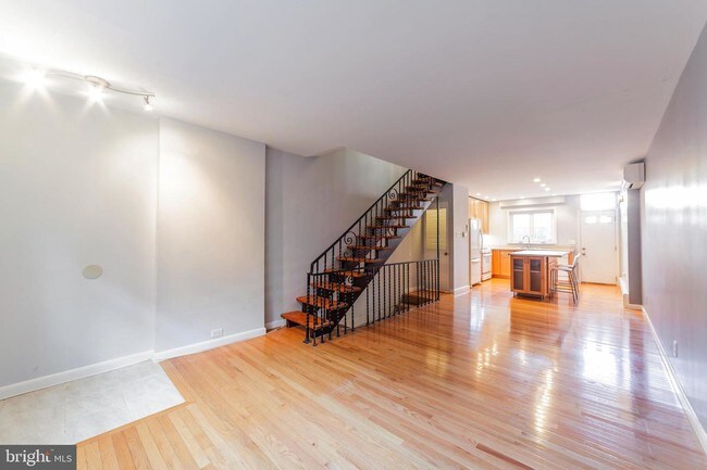 Building Photo - 1105 Latona St