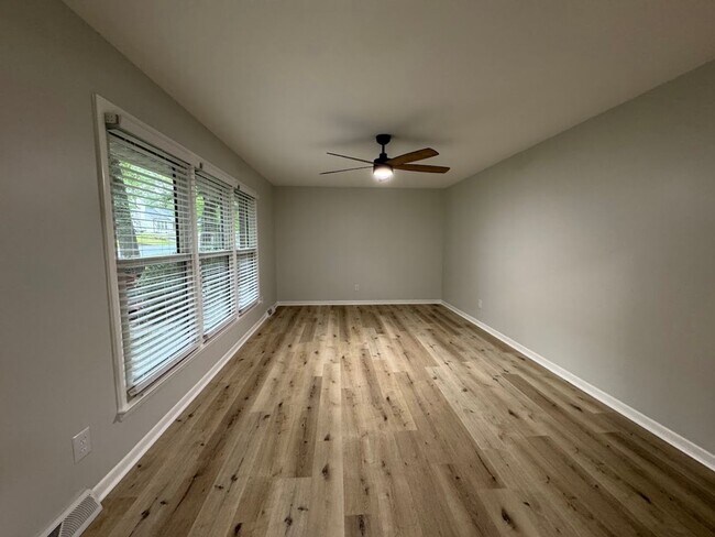 Building Photo - 2205 Hathaway Dr