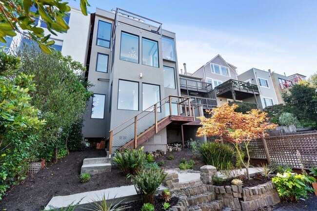 Foto del edificio - Designer Home w/Panoramic Views on Laidley...