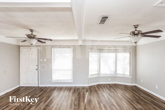 Foto del edificio - 2921 Ridgeway Dr