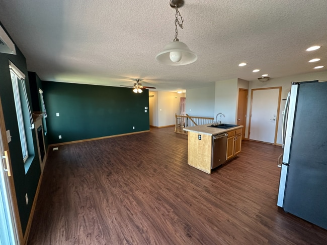 Building Photo - 585 SE Crabapple Dr