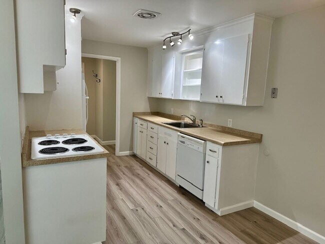 Foto del edificio - Remodeled 2 Bedroom Duplex Home in Magnolia
