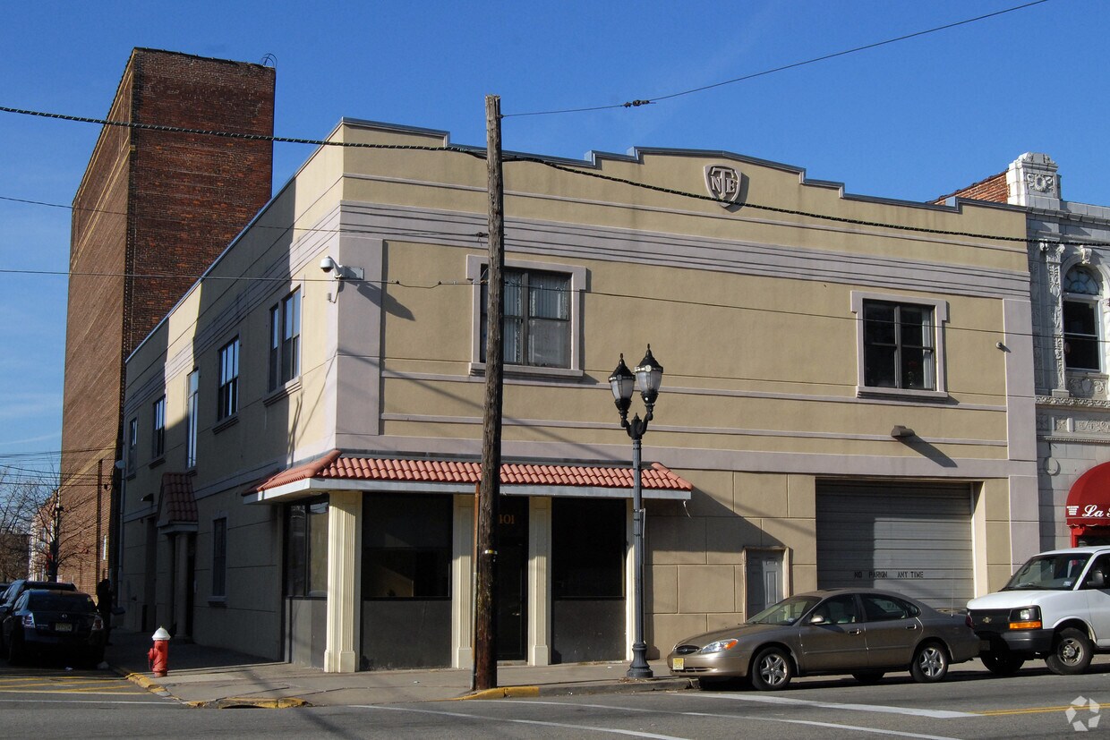 Building Photo - 100 64th St