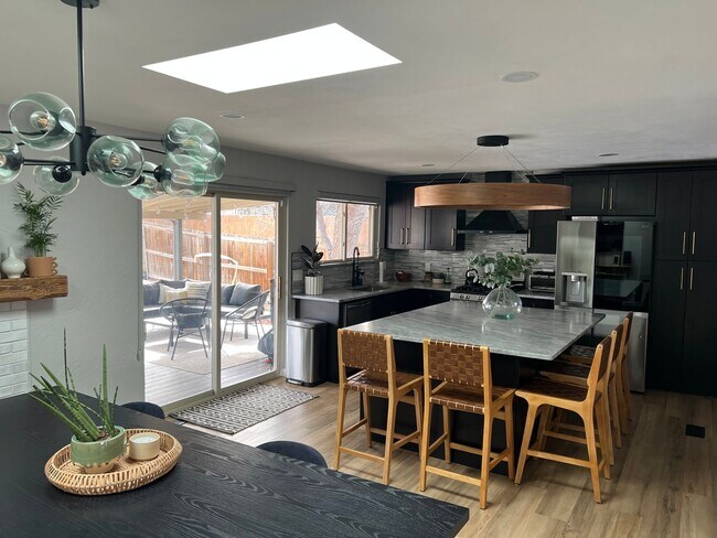 Foto del edificio - Stunning 5 Bedroom in the Coveted Kipling ...