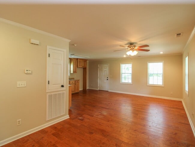 Building Photo - Convenient 2 bed 1 bath home in Athens City located near Athens State University and downtown Ath...