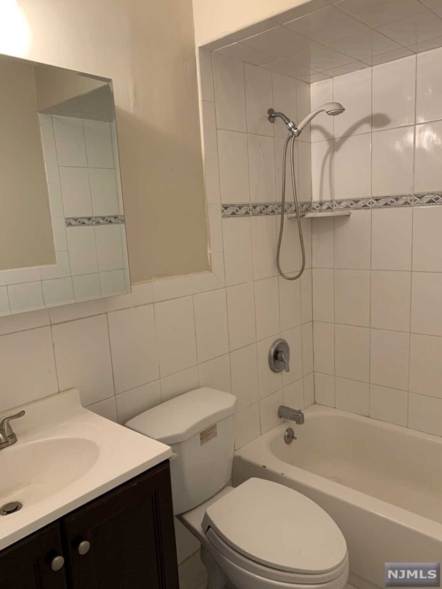 Foto del edificio - 245 Warren Ave