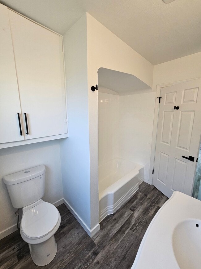 Building Photo - Room #4 for rent in 5 Bedroom House near U...