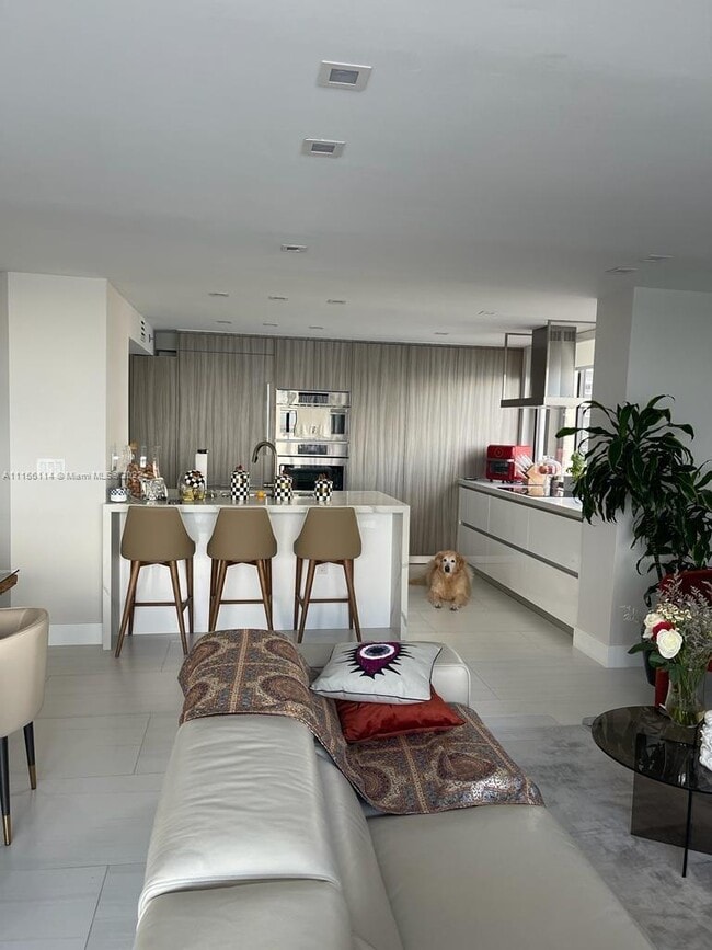 Building Photo - 540 Brickell Key Dr