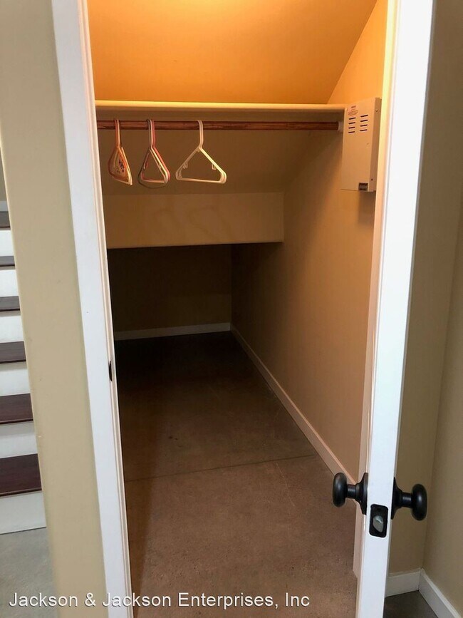 Building Photo - 3 br, 2 bath House - 538 S. Fountaine Unit 4