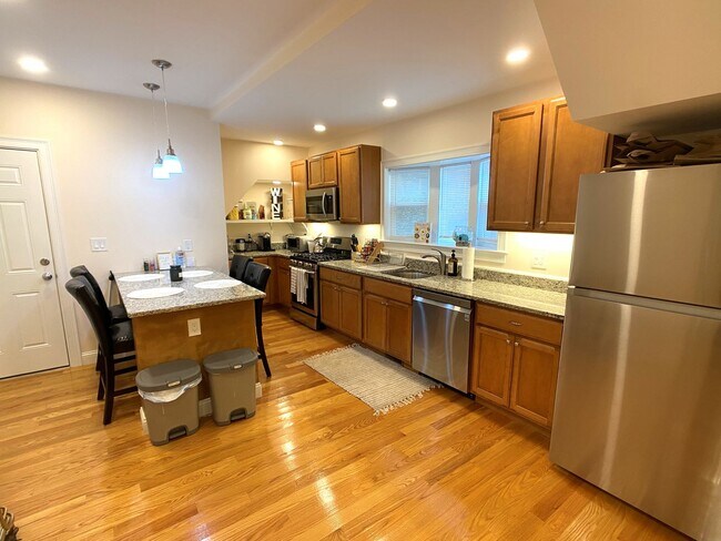 Building Photo - Awesome 4 bed 2 bath in Somerville... Don't miss out!!