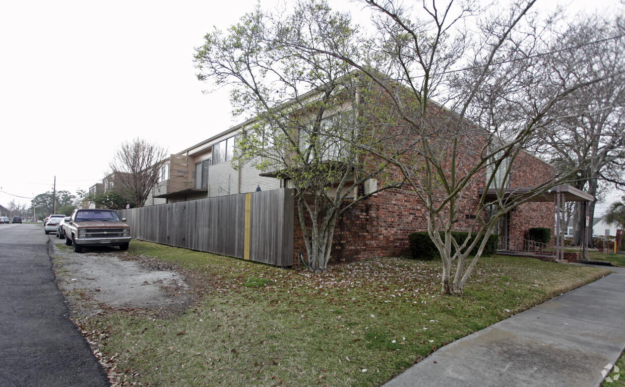 Building Photo - 300 Ridgelake Dr