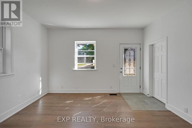 Building Photo - 269 Moffat St