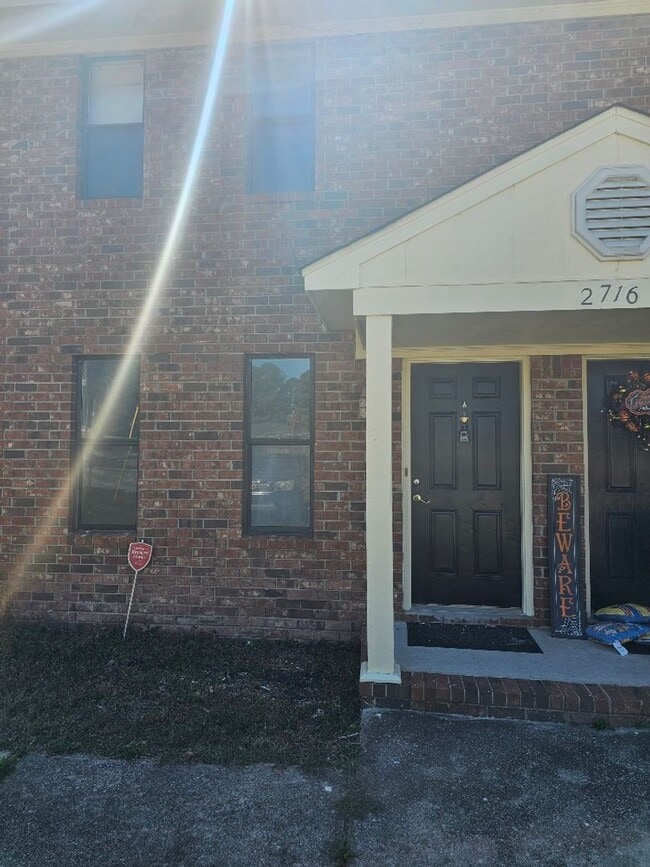 Building Photo - 2 BR TOWNHOME