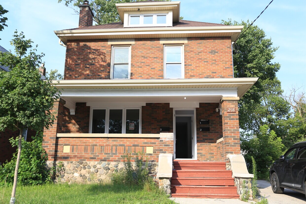 Photo principale - 2 Bedroom Upper Unit | All Utilities & Parking Included – Available Now!