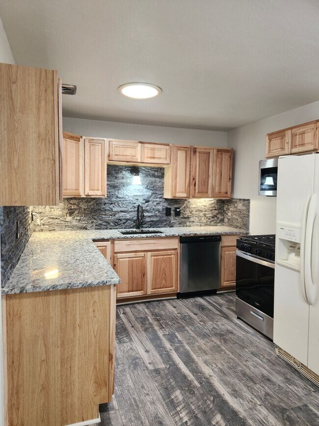 Building Photo - 4 bed 2 bath plus office