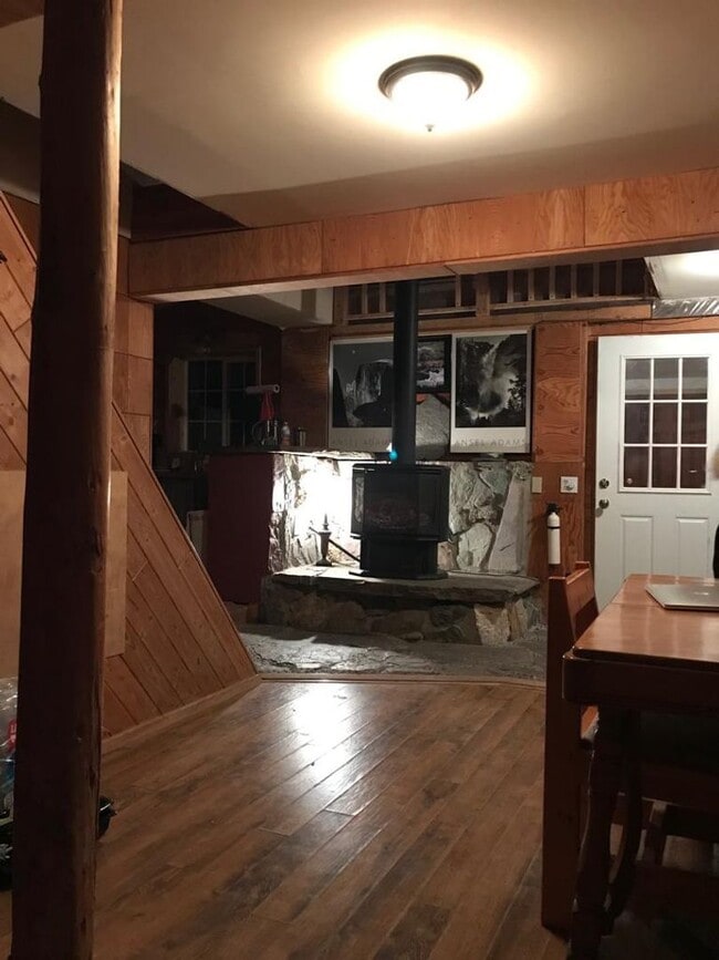 Building Photo - Rustic Cabin for Rent October 2025 thru Ma...