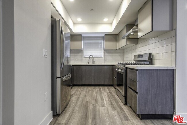 Foto del edificio - 5030 Rosewood Ave