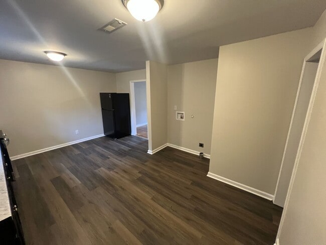 Building Photo - Beautifully Renovated 2 Bed / 1 Bath Home ...