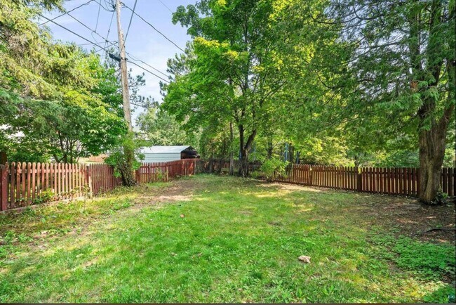 Building Photo - AVAILABLE JUNE - Beautiful 3 Bed 2 Bath Ho...