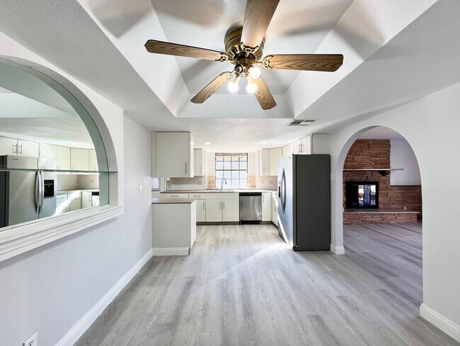 Foto del edificio - COMING SOON! REMODELED KITCHEN AND BATHROO...