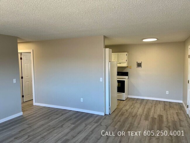 Building Photo - Newly Renovated 2 Bedroom Apartment on the...