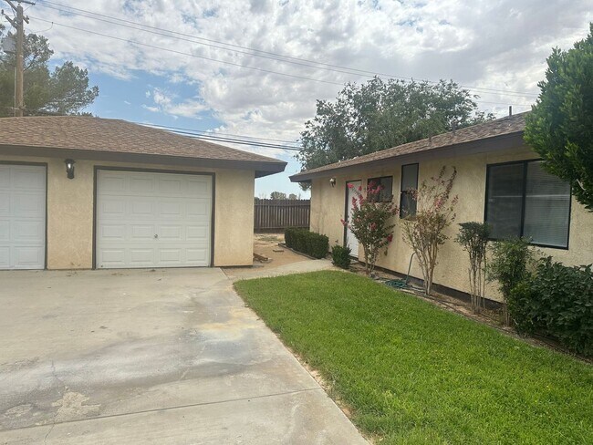 Foto del edificio - 9848 Sally Ave